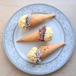 Hjemmelavede vaniljeis i vafler med chokoladekant