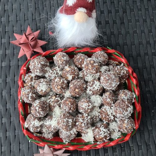 Hjemmelavede havregrynskugler uden smør i lille fletkurv med nisse