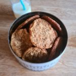 Hjemmebagte cookies med hvid chokolade og lakridspulver