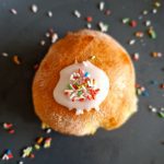 Hjemmelavede fastelavnsboller med glasur og krymmel